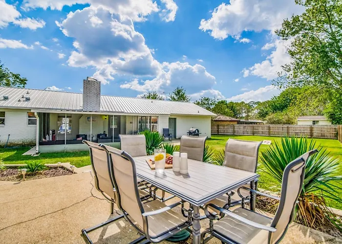 Charming With Pool And Lanai Holiday home