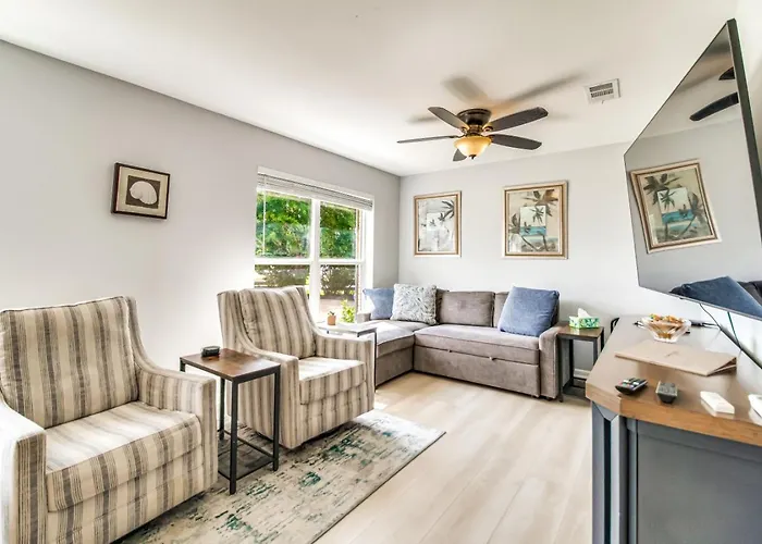 Charming With Pool And Lanai