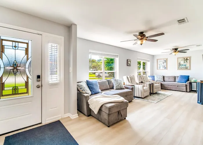 Charming With Pool And Lanai Pensacola