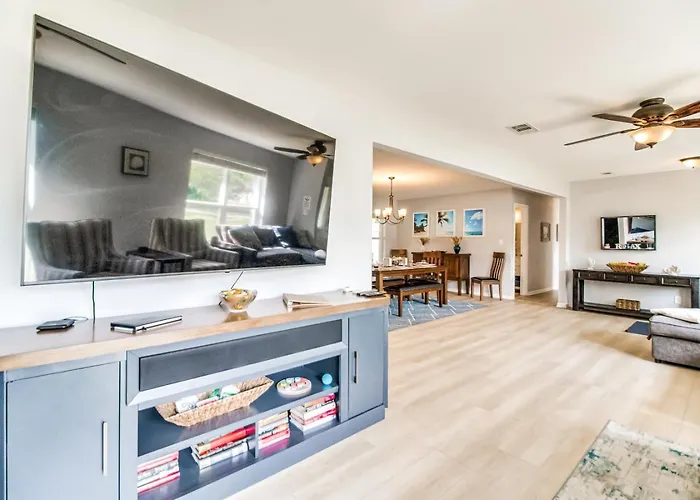 Charming With Pool And Lanai Holiday home Pensacola
