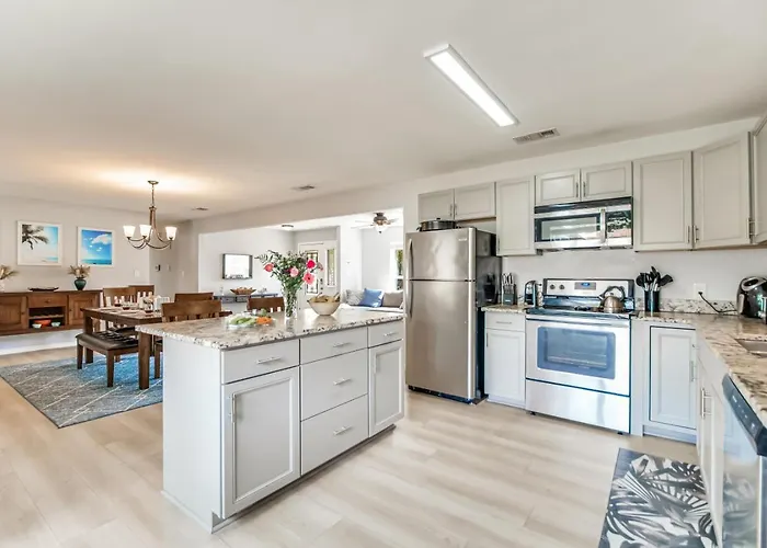 Charming With Pool And Lanai Holiday home