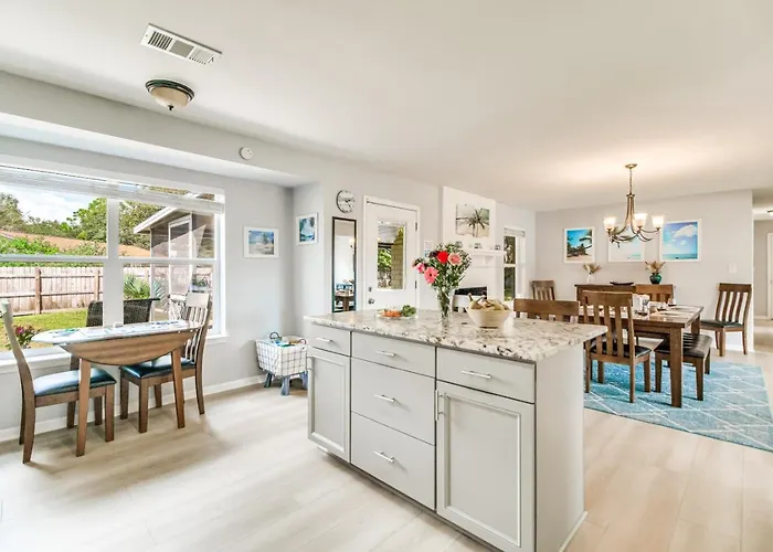 Charming With Pool And Lanai Holiday home *