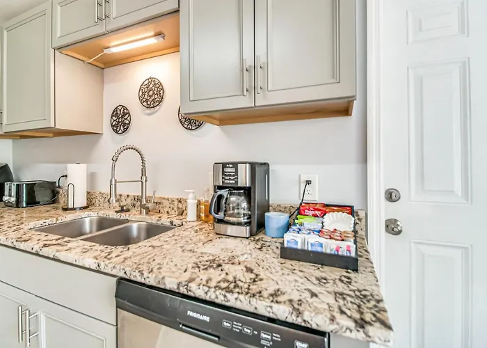 Charming With Pool And Lanai Holiday home