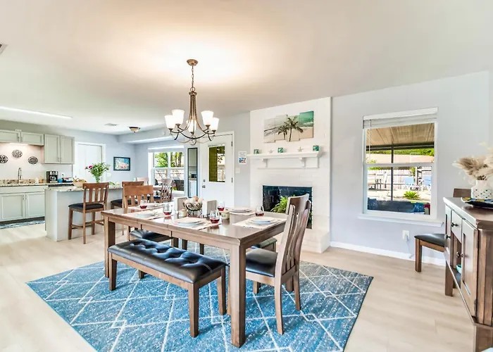 Charming With Pool And Lanai Holiday home Pensacola