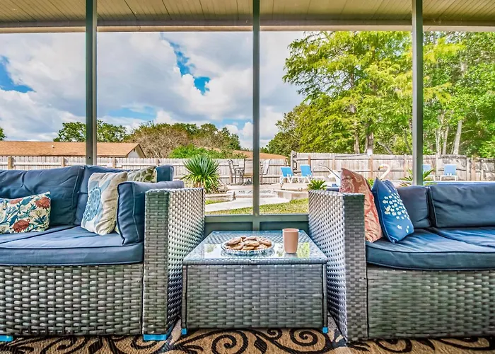 Charming With Pool And Lanai *