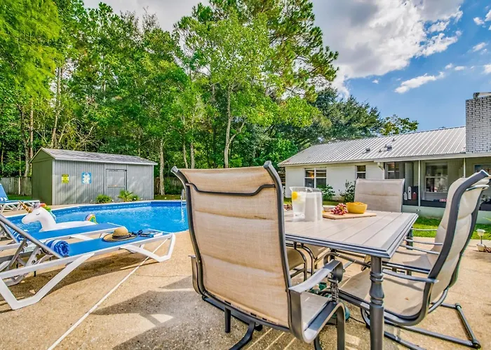 Charming With Pool And Lanai Holiday home