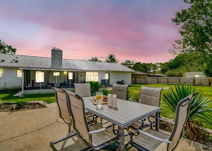 Charming With Pool And Lanai Holiday home *