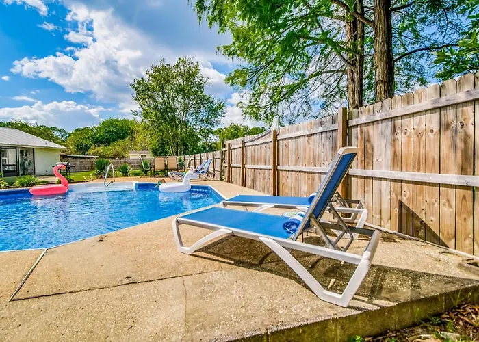 Charming With Pool And Lanai Pensacola