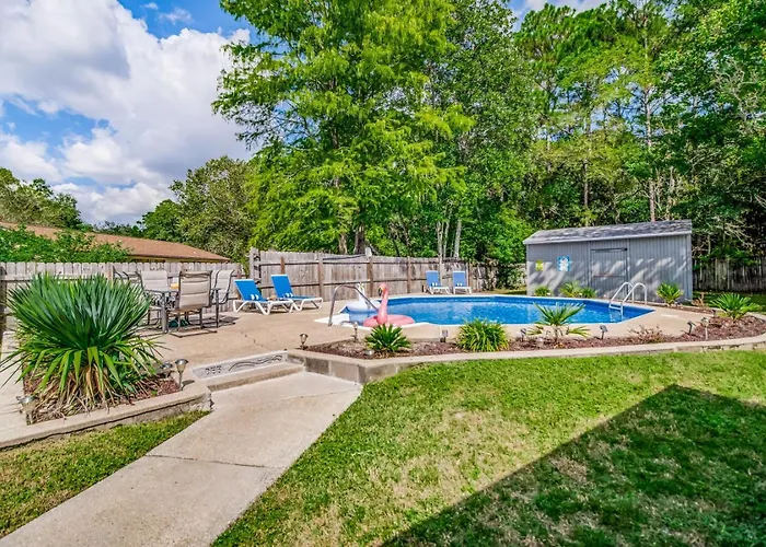 Charming With Pool And Lanai Holiday home Pensacola