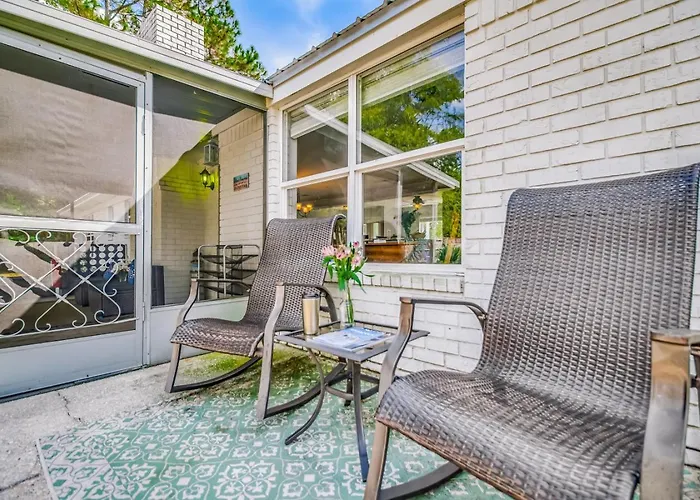 Charming With Pool And Lanai Pensacola