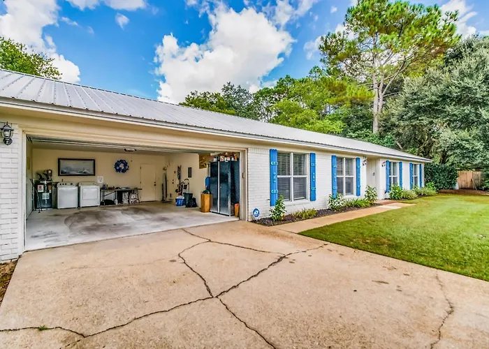 Charming With Pool And Lanai Holiday home Pensacola