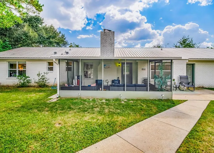 Charming With Pool And Lanai Holiday home *
