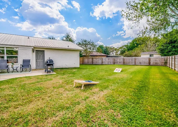 Charming With Pool And Lanai