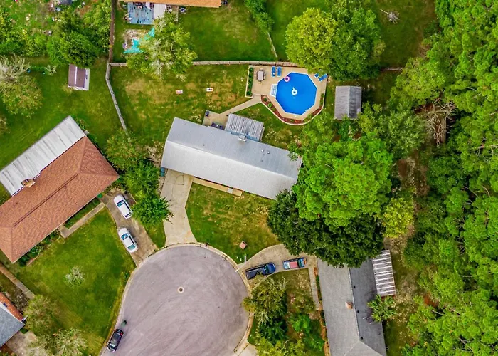 Charming With Pool And Lanai Holiday home