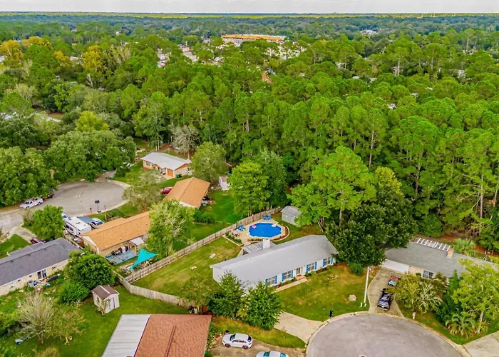 Charming With Pool And Lanai Holiday home